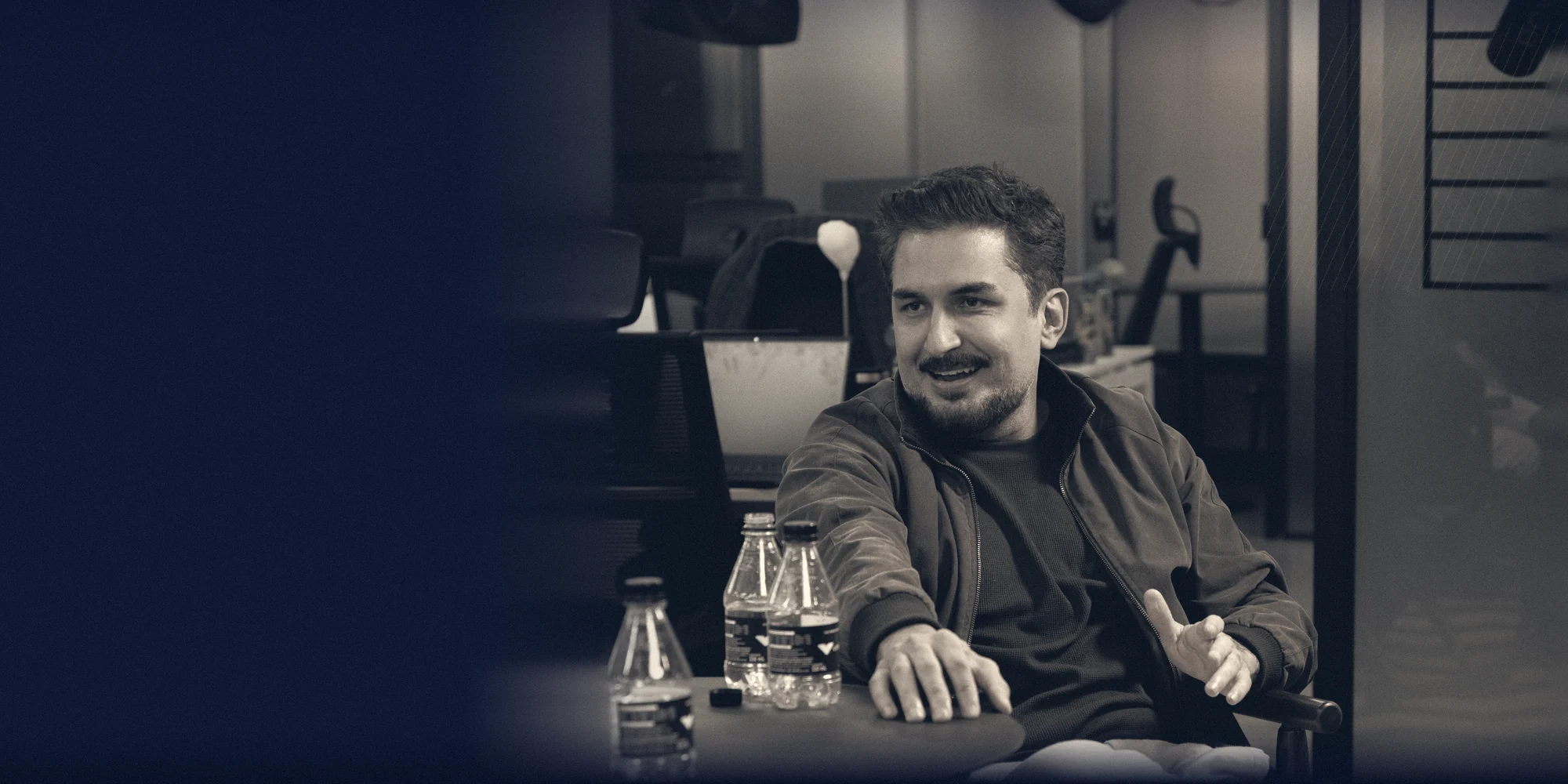 Rapha Gama durante a gravação do podcast A Mesa de Galt